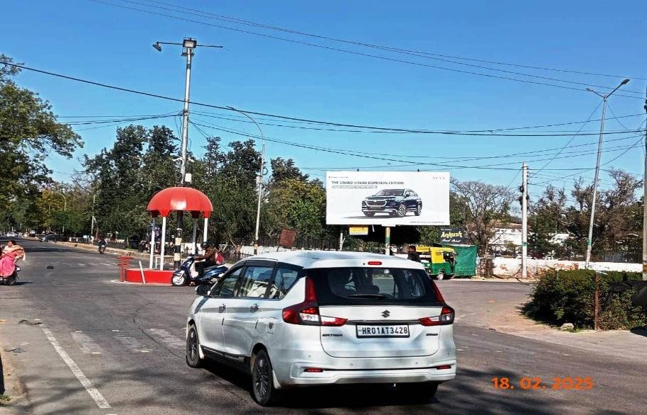 Unipole advertising nr Batra Palace haryana - Haryana