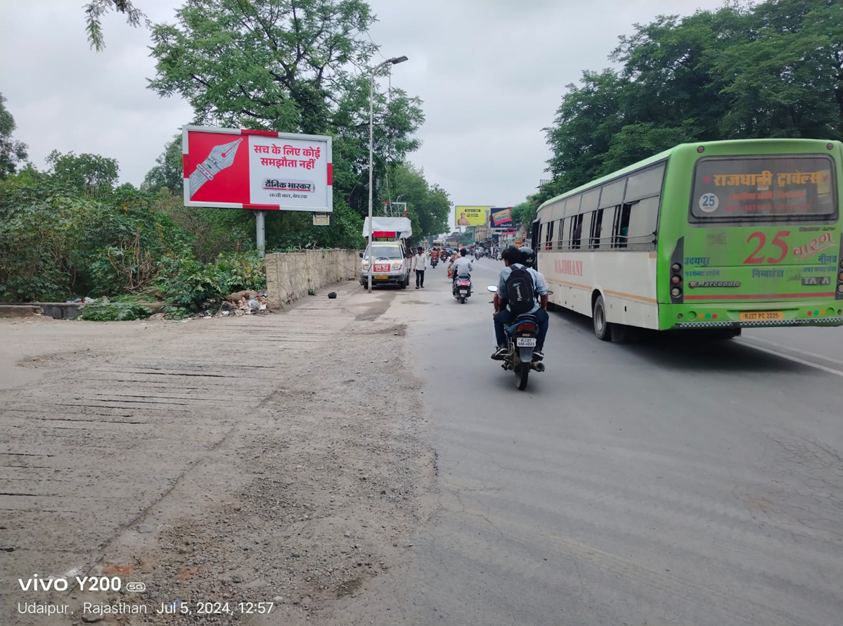 High-impact unipole billboard by leading Unipole Advertising Companies in Rajasthan, strategically placed on a busy highway for maximum brand visibility.