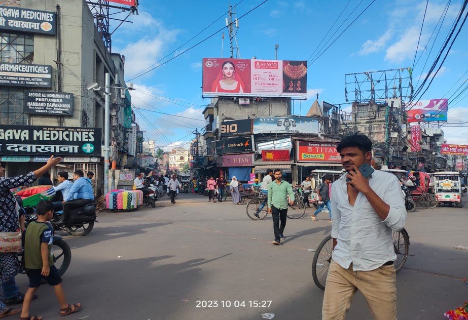 Unipole Advertising in Aminabad Market Lucknow - Lucknow